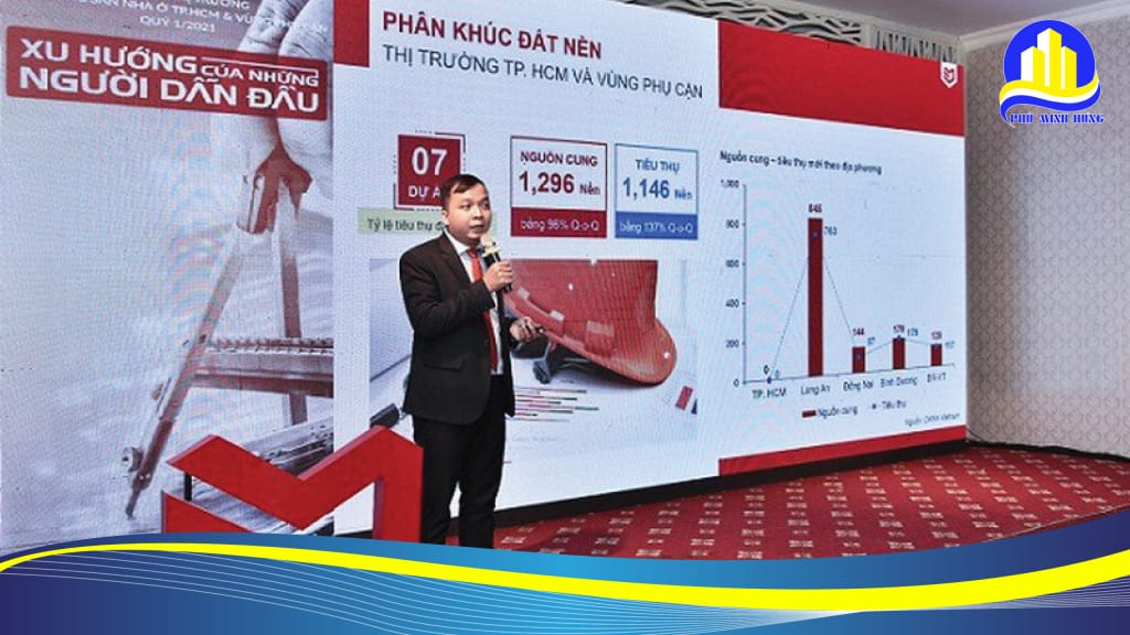 Ông Võ Hồng Thắng - Trưởng phòng R&D DKRA Vietnam trình bày những diễn biến đáng chú ý của thị trường Bất động sản Nhà ở TP HCM và vùng phụ cận trong Quý 1/2021.